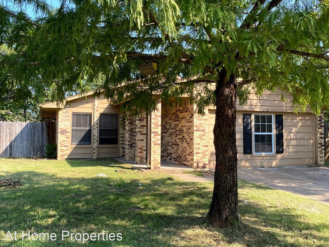 4 br, 3 bath House 1015 San Saba Drive House Rental in College