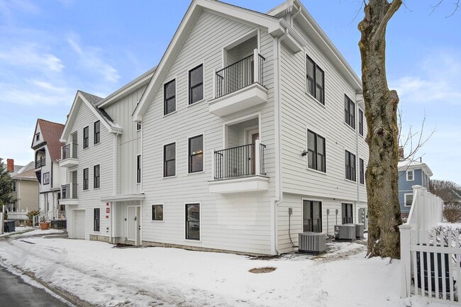 Building Photo - 122 Cottage St