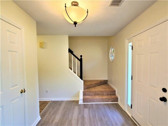 Building Photo - 190 Radner Run