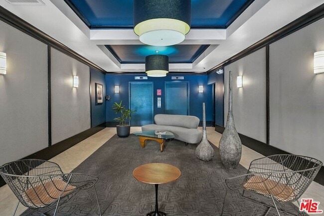 Building Photo - 585 N Rossmore Ave