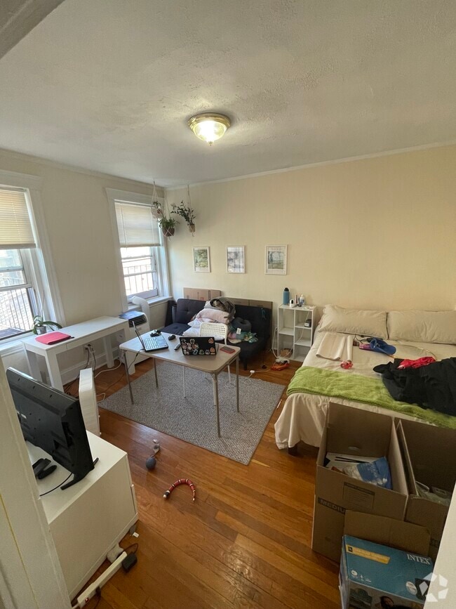 Building Photo - 390 Riverway