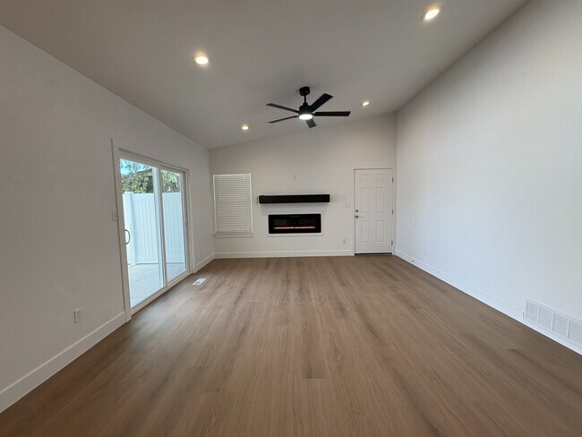 Foto del edificio - 765 Lupine Ct