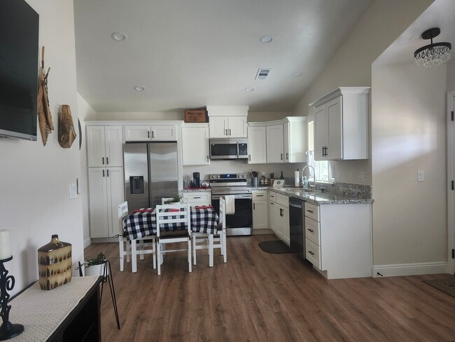 Kitchen - 27800 Preakness Dr