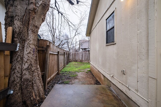 Building Photo - 3 Bedroom, 2 Bath Duplex in Round Rock with 1 Car Garage
