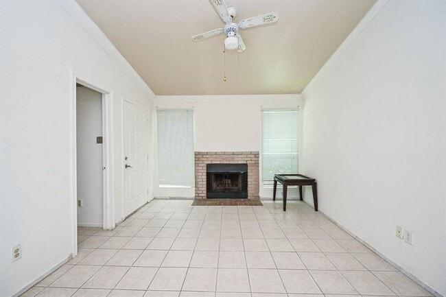 Building Photo - 3900 Woodchase Dr
