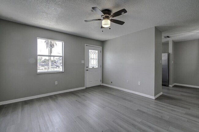 Building Photo - 2 bedroom, 2 bath