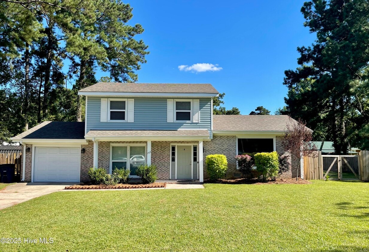 Foto principal - 705 Little John Ave