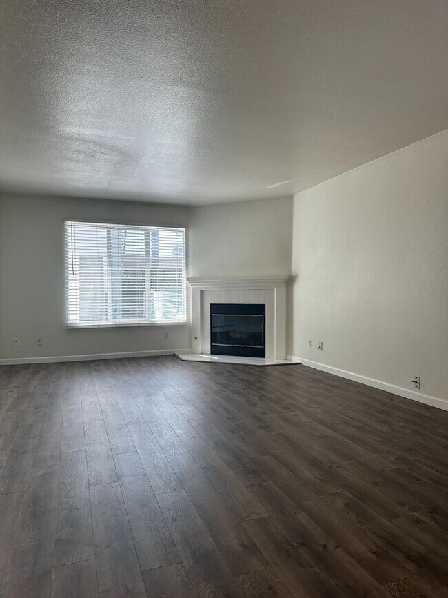 Building Photo - 4594 Cove Dr