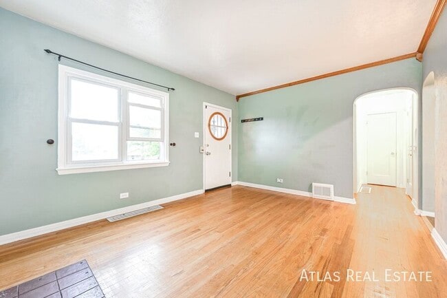 Building Photo - 5025 Beach Ct