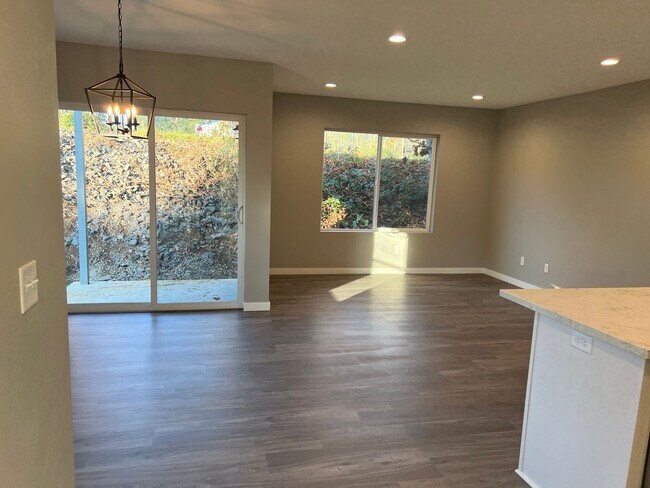 Foto del edificio - Newer 3 bedroom 2.5 bathroom duplex in Thu...