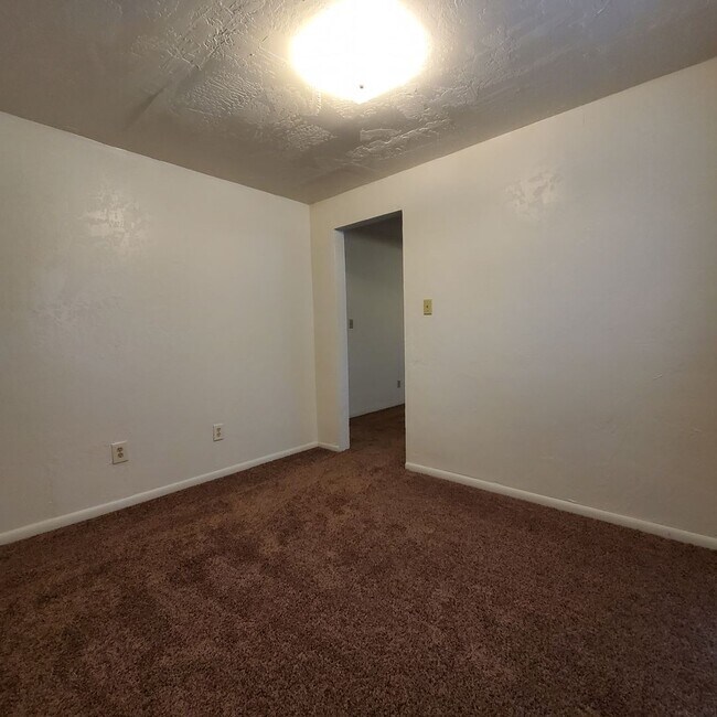 Building Photo - Cozy 2 Bed, 1 Bath Home close to Burkhart ...