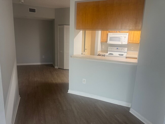 Building Photo - Nice 2 bedroom, 2 bathroom condo in the he...