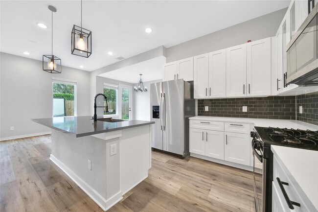 Foto del edificio - 6727 Parker Oaks Ln