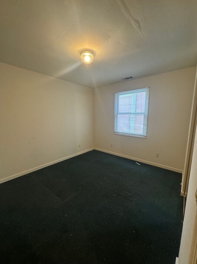 Foto del edificio - COMING SOON-Spacious 5bdr/3bath units available for a lease ending May 30. Building is near the c...