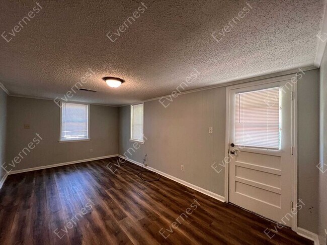 Foto del edificio - 7077 Carrolton Dr W
