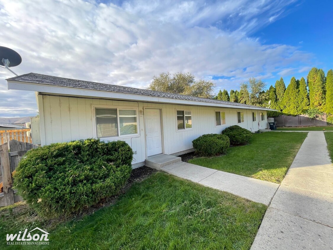 Primary Photo - 3bd/2ba Duplex with Two Car Garage in Unio...