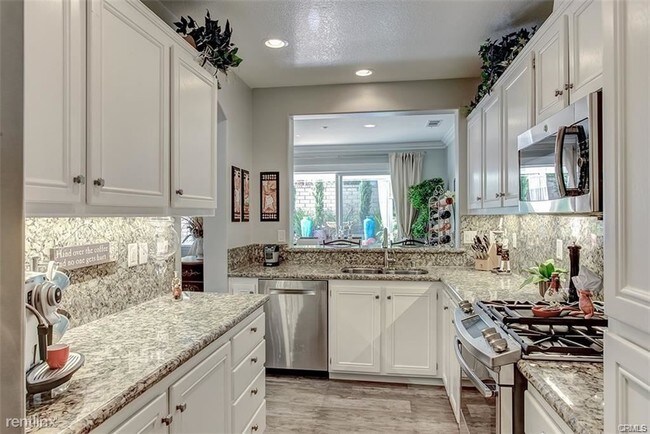 Building Photo - 3 br, 3 bath Townhome - 11 Camino Celeste
