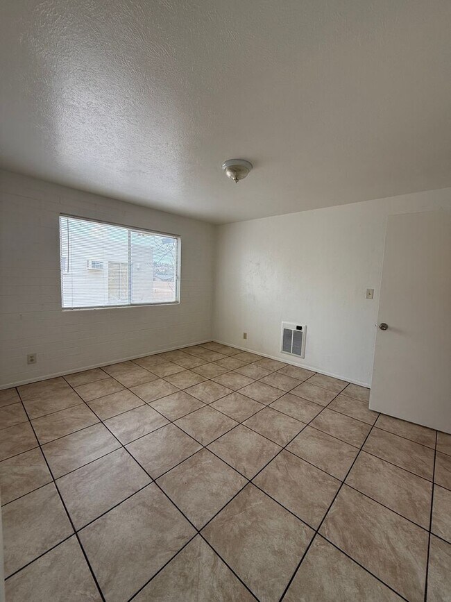 Foto del edificio - Coming Soon 2 bed 1 Bath - Contact Property Pros