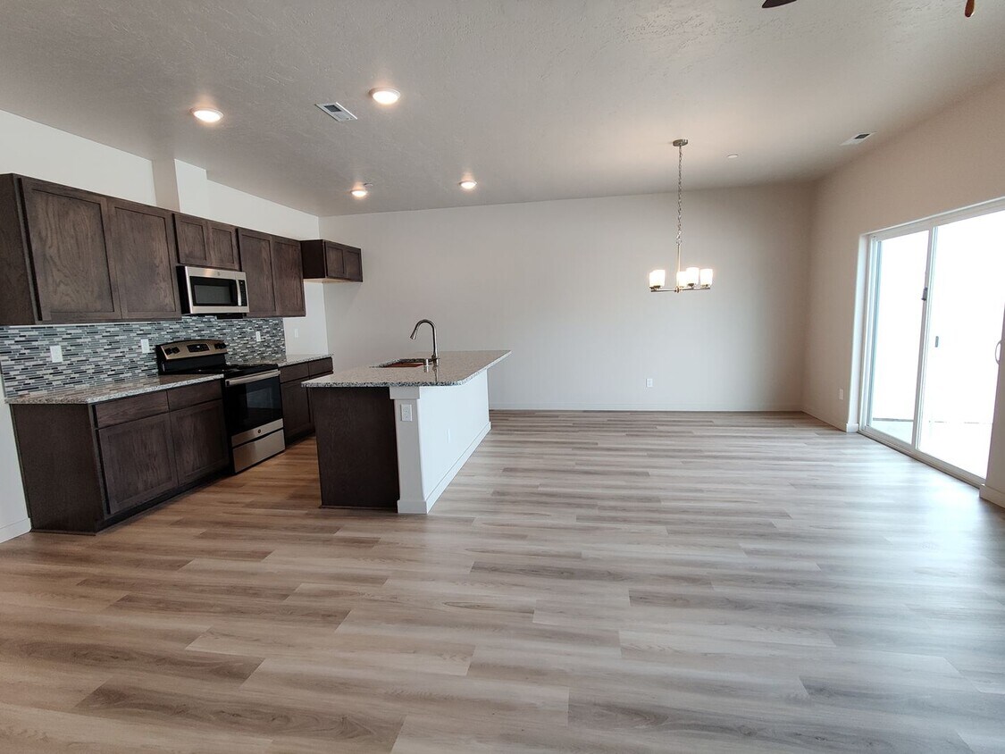 Primary Photo - Newer Townhouse in Kennewick for Rent