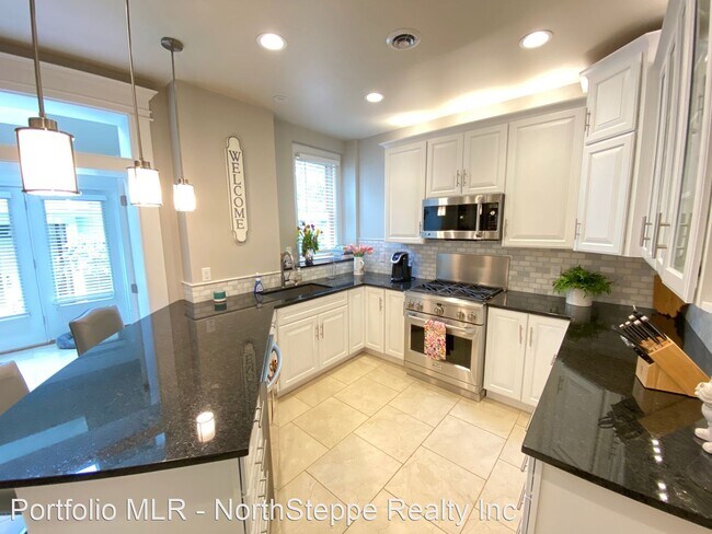 Foto del edificio - 4 br, 2.5 bath Apartment - 690 Neil Ave