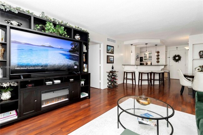 Building Photo - 6917 Collins Ave