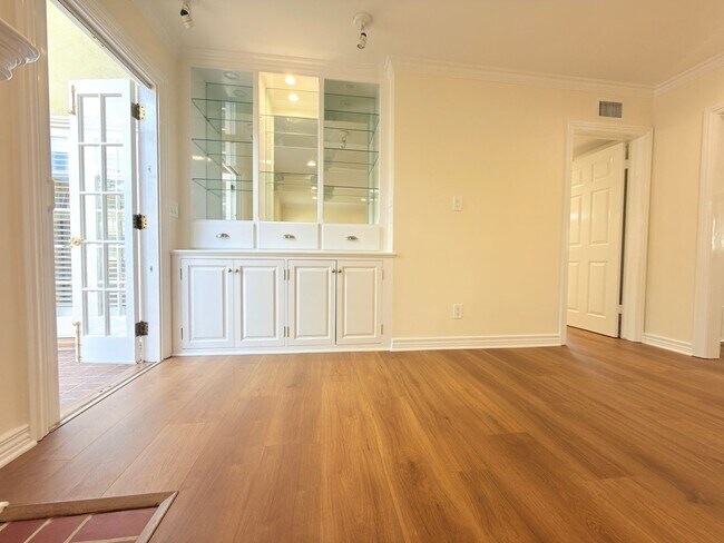 Building Photo - 12552 Oxnard St
