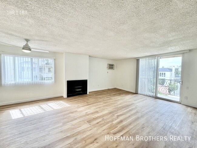 Building Photo - 1000 N Doheny Dr