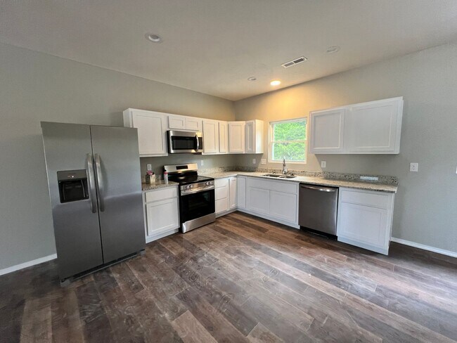 Foto del edificio - 3 bedroom 1 bath 2 car garage 1/2 Off First months rent!