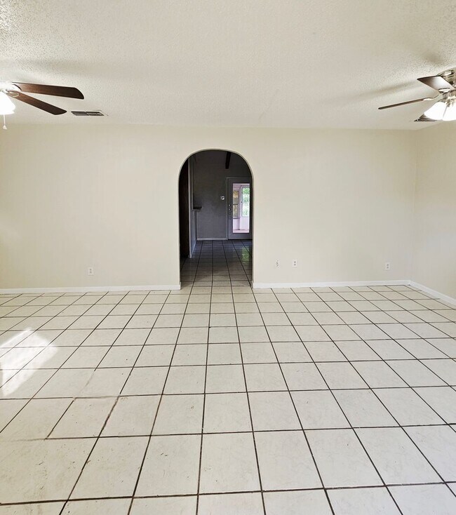 Foto del edificio - 2 BEDROOM HOUSE AVAILABLE NOW!