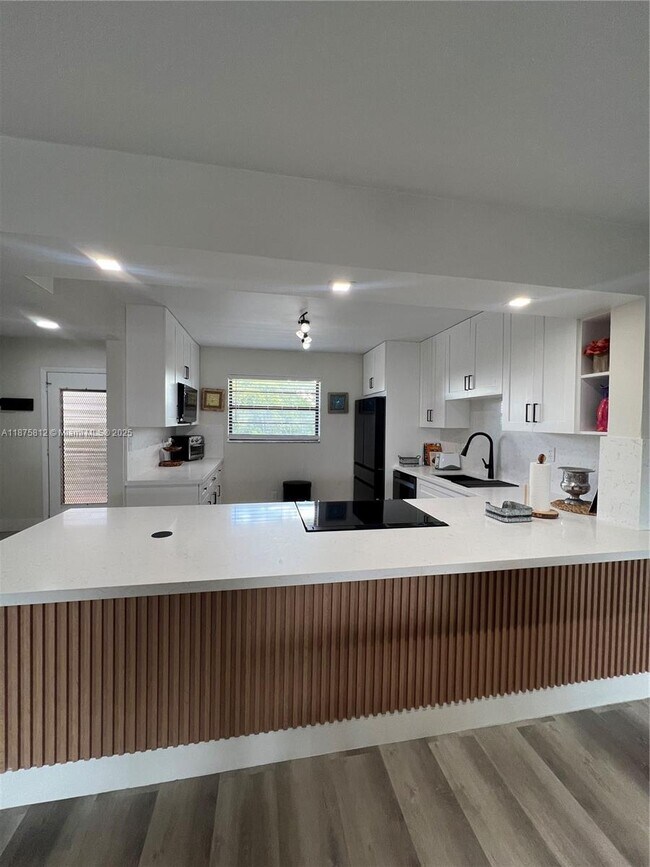 Foto del edificio - 4950 E Sabal Palm Blvd