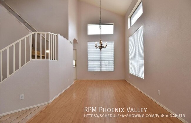 Building Photo - Spacious 5/3 Arowhead + Pool + 3 car Garage!