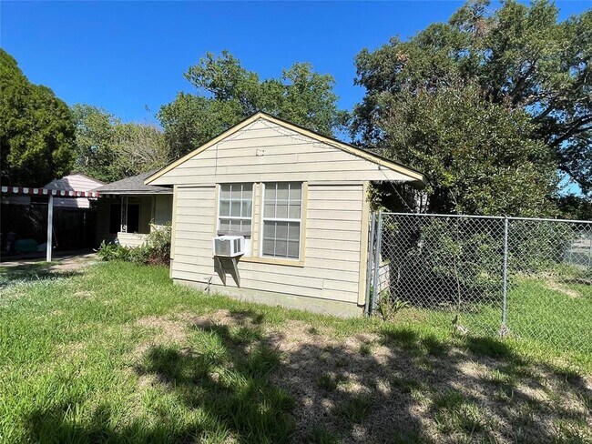 Building Photo - 5515 Flamingo Dr