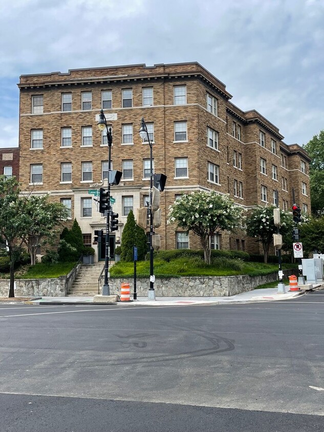 Sun-Filled One Bedroom on Connecticut Ave-Across from Metro, Storage Included, Pets Welcomed, & M... - Sun-Filled One Bedroom on Connecticut Ave-Across from Metro, Storage Included, Pets Welcomed, & M...