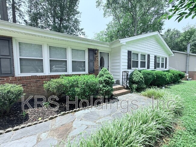 Photo - 715 White Oak Dr House