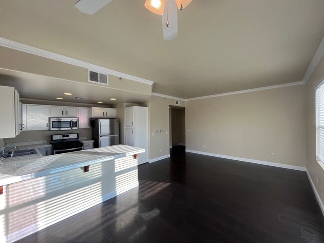 Foto del edificio - Spacious 2bed 2.5bath 3 story Condo with 1 car garage available in Westlake Parkway!