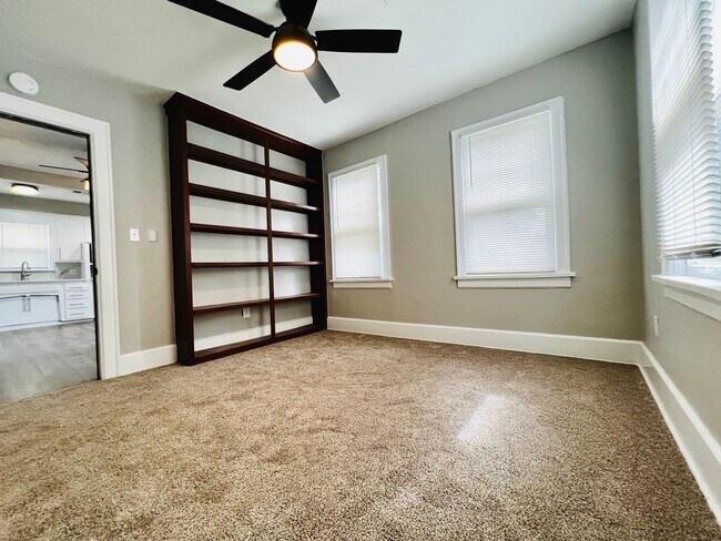 Building Photo - Cute 2BD 1BA Bungalow in NW OKC!!!