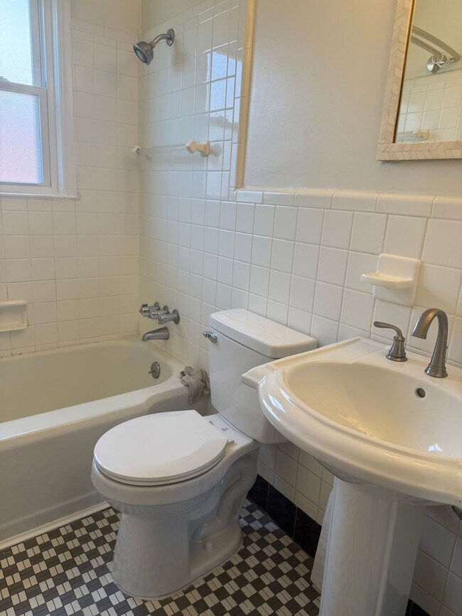 Foto del edificio - Adorable 2 Bedroom with Stackable Washer/Dryer