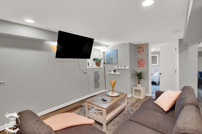 Foto del edificio - 2438 N Maplewood Ave