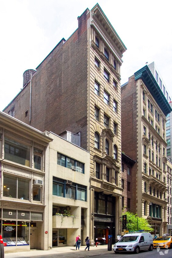 Building Photo - 39 E 19th St