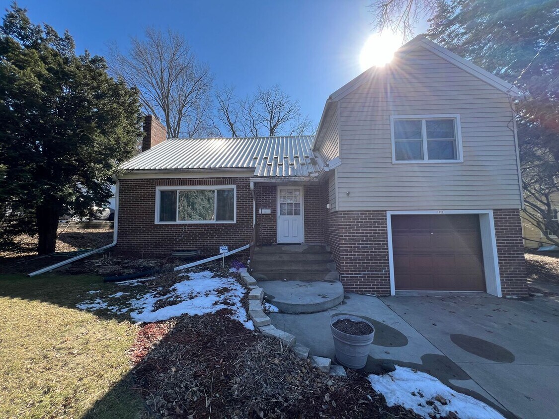 Primary Photo - 5-bedroom, 3.5-bathroom with a Garage near...