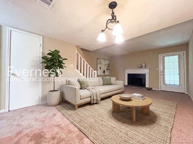 Building Photo - 3 Bed, 3 Bath Home with Off-Street Parking / Pet-Friendly / Available Now!