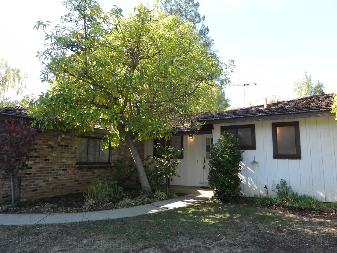 Building Photo - Classic Ranch Style Home in Top School Dis...