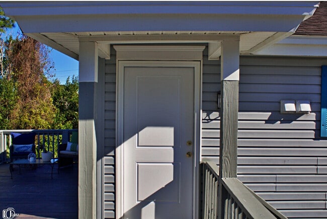 Building Photo - 3276 Maplewood Dr