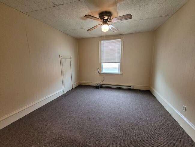 Building Photo - SW 3 bedroom 1 bath duplex with 1 stall ga...