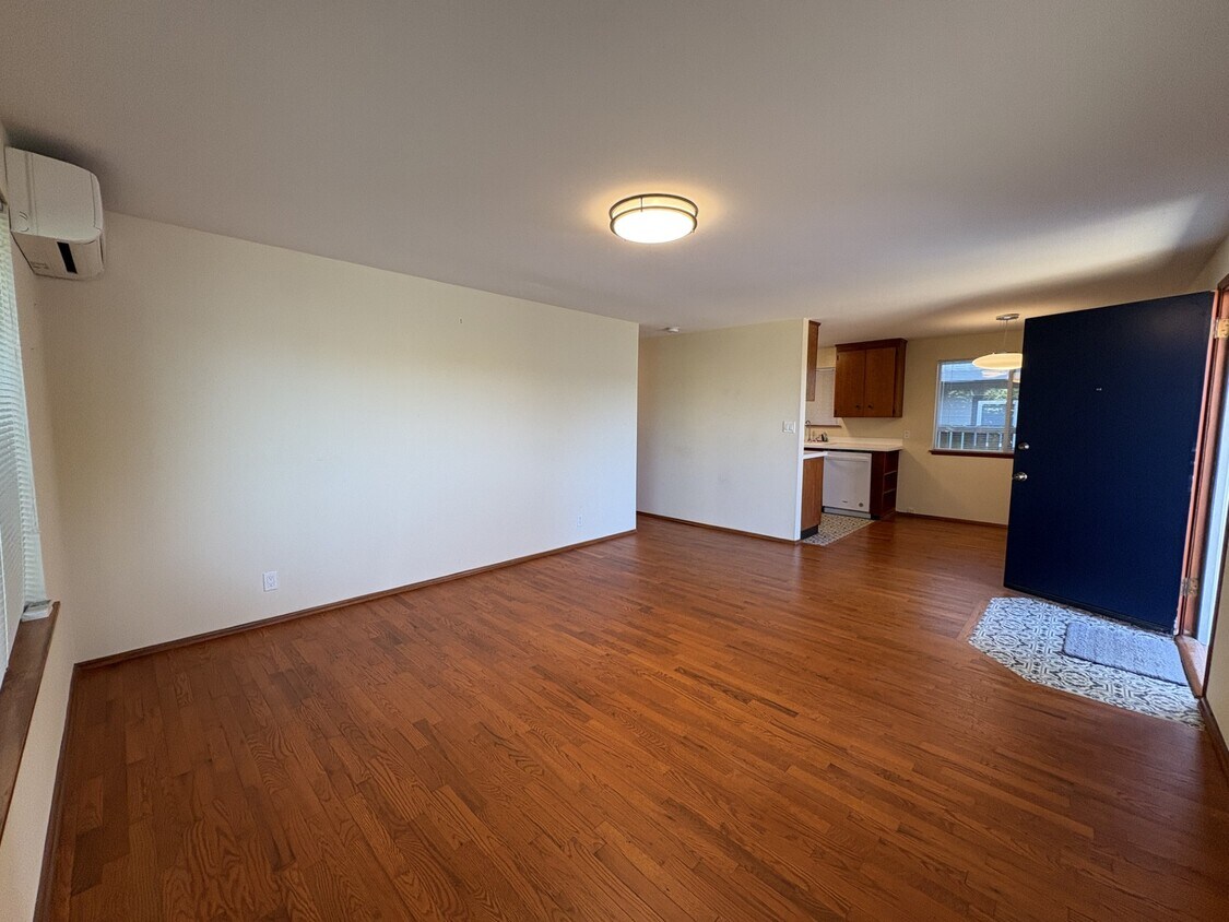 Entry, Living Room - 527 Wells Ave N