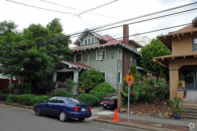 1623 Ne Couch St Portland Or 97232 Apartments Portland Or