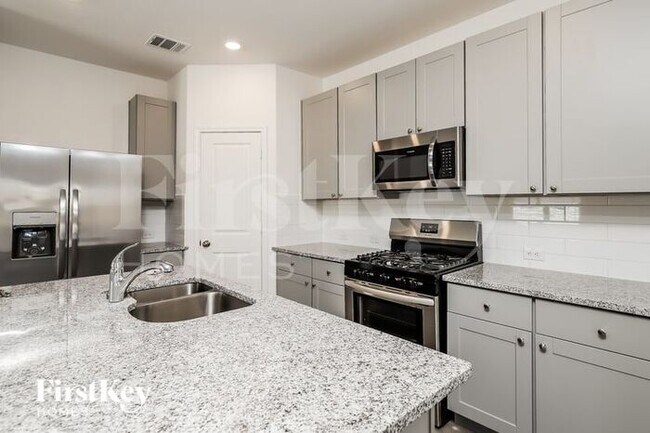 Building Photo - 10706 Vinateros Dr