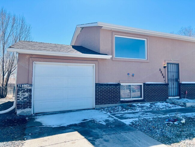 Building Photo - 4 Bed / 2 Bath Home with Finished Basement & Fenced Yard – Colorado Springs