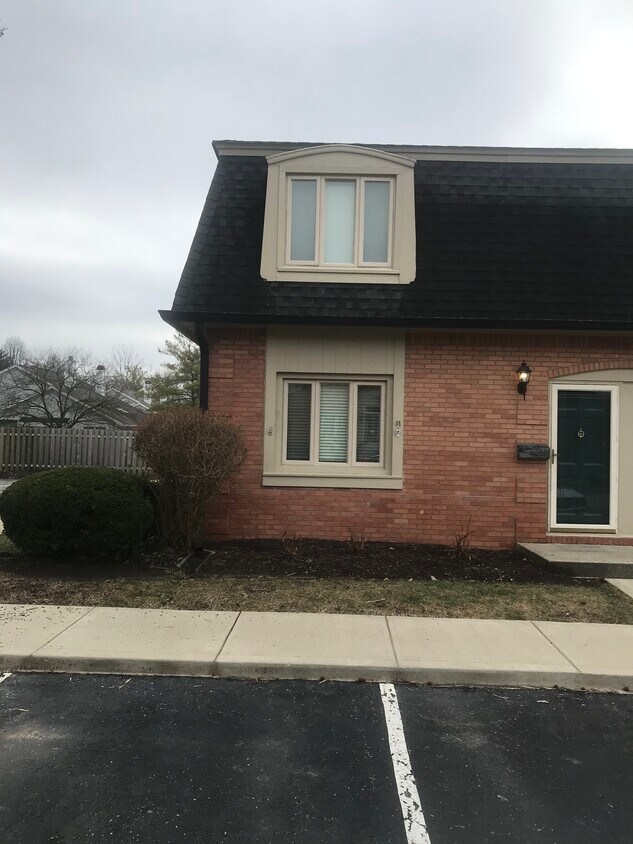 Primary Photo - 1141 Canterbury Sq S