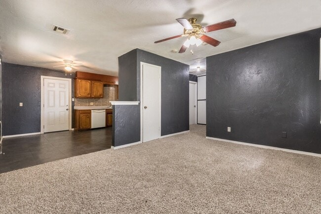 Building Photo - Lovely Home In Southwest OKC!